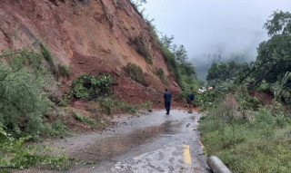 अरनिको र हेलम्बु राजमार्ग अवरुद्ध 