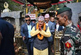 राष्ट्रपतिव्दारा दक्षिणकाली माताकाे पूजा अर्चना