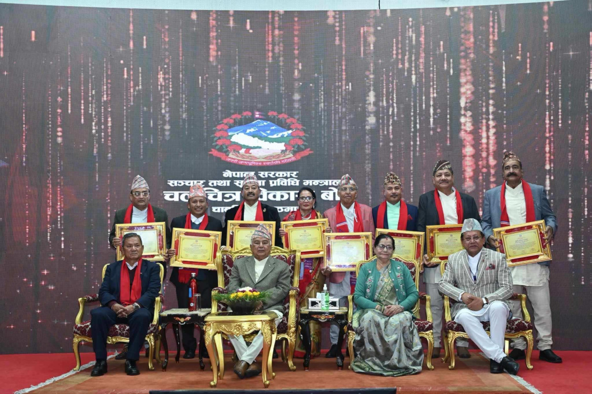 राष्ट्रपति रामचन्द्र पौडेलव्दारा चलचित्र पुरस्कार प्रदान