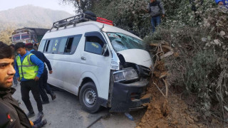 धादिङको गल्छिमोडमा  हाईस दुर्घटनाहुँदा  १२ घाइते