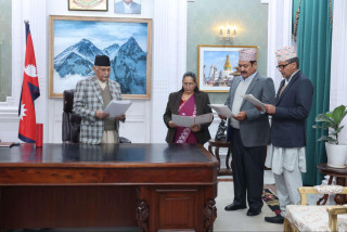 प्रधानमन्त्रीसमक्ष नेपाल संस्कृत विश्वविद्यालयका उपकुलपति प्राडा धनेश्वर नेपालको सपथ