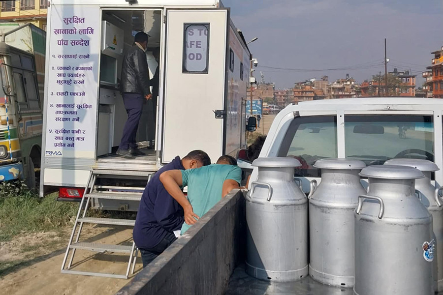‘फुडल्याब भ्यान’  व्दारा चन्द्रागिरि नगरपालिका भित्र सञ्चालित केही  डेरी, बेकरी तथा दुग्ध  पसलमा अनुगमन
