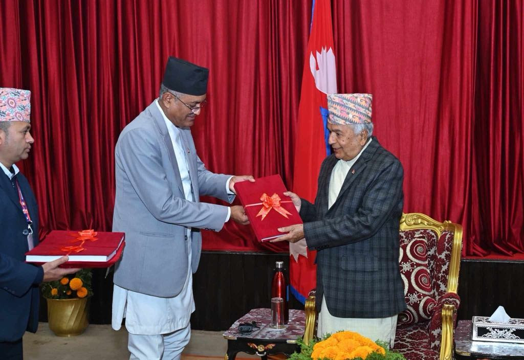 राष्ट्रपति  समक्ष महान्यायाधिवक्ताको कार्यालयकोप्रतिवेदन पेश