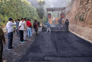 थानकोट–चित्लाङ सडक धमाधम कालोपत्र : चन्द्रागिरि नगरपालिकाका प्रमुख  गिरी सहित जनप्रनितिधिद्धारा अनुगमन