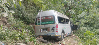 यी हुन  नागढुंगा सडकमा माइक्रो दुर्घटनाका घाइते