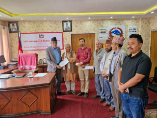 बैकले किसानहरुलाई सहज ढंगले क्रृण प्रवाह गर्नुपर्छ : कृषिमन्त्री अधिकारी
