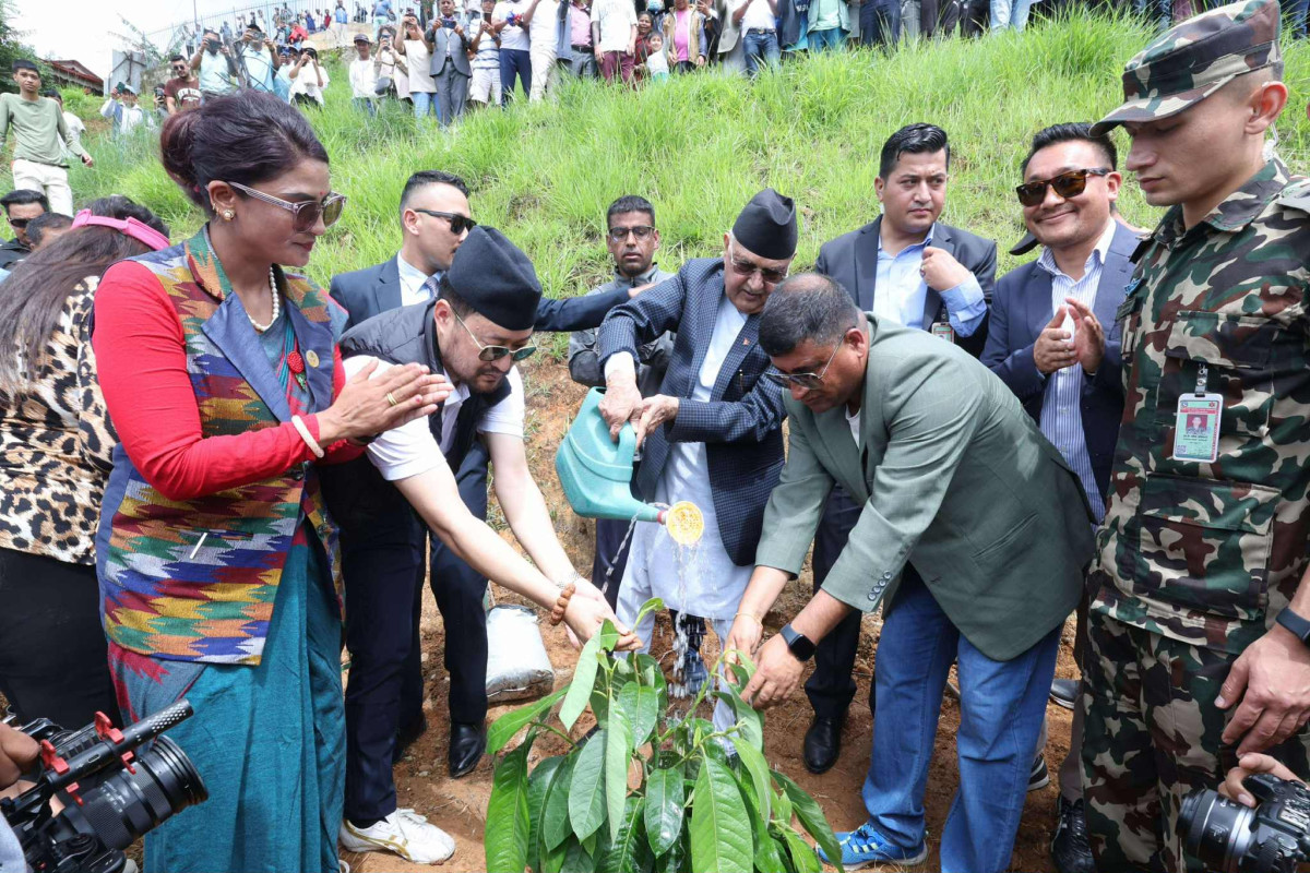प्रधानमन्त्री ओलीव्दारा  वृक्षरोपण अभियानको शुभारम्भ