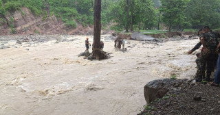 श्रद्धा गर्न नदीमा जाँदा ...