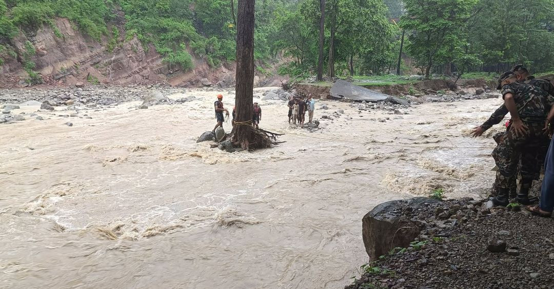श्रद्धा गर्न नदीमा जाँदा ...