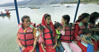 पोखराको फेवाताल डुङ्गा सयर गर्दै हायू परिवार