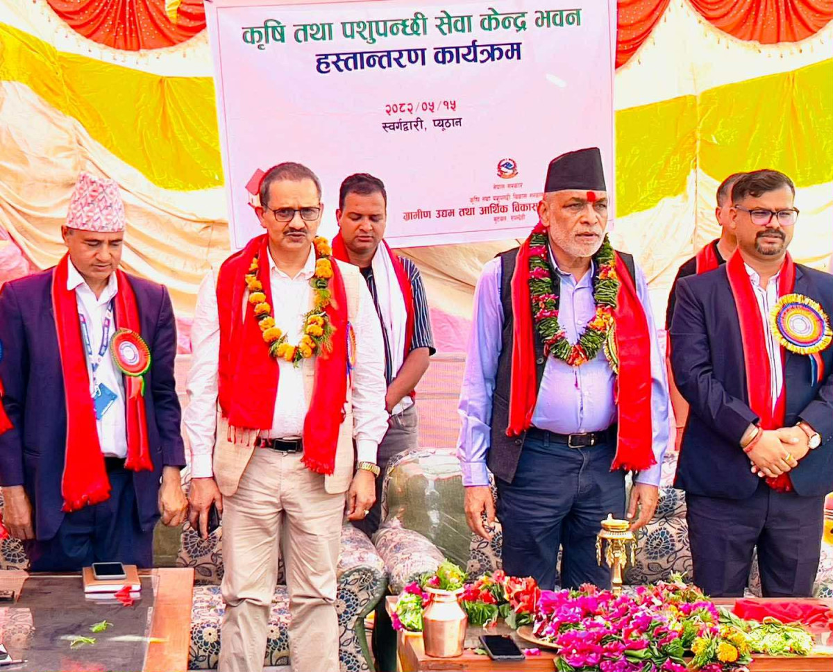 स्वर्गद्वारी नगरपालिकालाई “एकिकृत कृषि तथा पशुपन्छी सेवा केन्द्र” को भवन  हस्तान्तरण