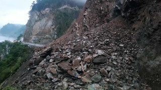 तुइनखोलामा पहाडै खस्यो, पुनः यातायात बन्द