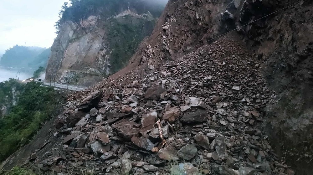 तुइन खोलामा पहिरो खस्दा नारायणगढ–मुग्लिन सडक अवरुद्ध