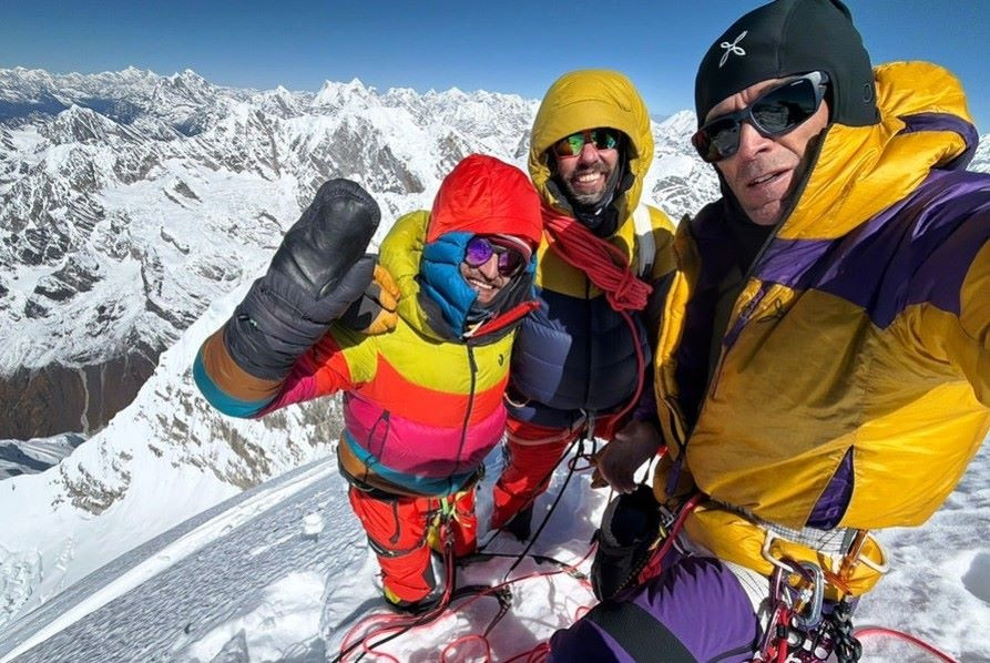 नुम्बुर हिमालको पहिलो पटक  पोल्याण्डका नागरिक आडम, जर्मनीका फोलिक्स र इटालियन  हर्भ व्दारा आरोहण