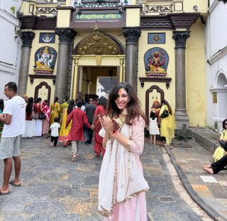 बलिउड अभिनेत्री पूजा चोपडाले पशुपतिनाथ मन्दिरमा विशेष पूजा