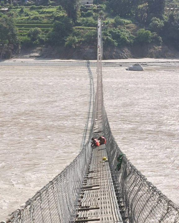 झोलुंगे पुलहरूको मर्मत जारी