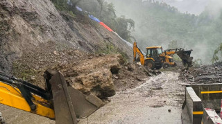 अविरल वर्षाका कारण राजमार्गमा कतै पहिरो, कतै भासियो