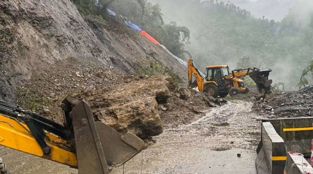 अविरल वर्षा :  ठाउँ-ठाउँमा सडक अवरुद्ध, सतर्कता अपनाउन आग्रह