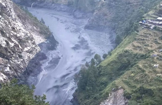 चुमनुब्रीको पहिरो  : खोला थुनिएपछि बुढीगण्डकी नदीमा आकस्मिक बाढी