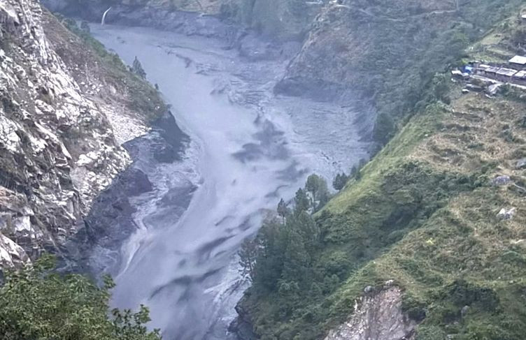 चुमनुब्रीको पहिरो  : खोला थुनिएपछि बुढीगण्डकी नदीमा आकस्मिक बाढी
