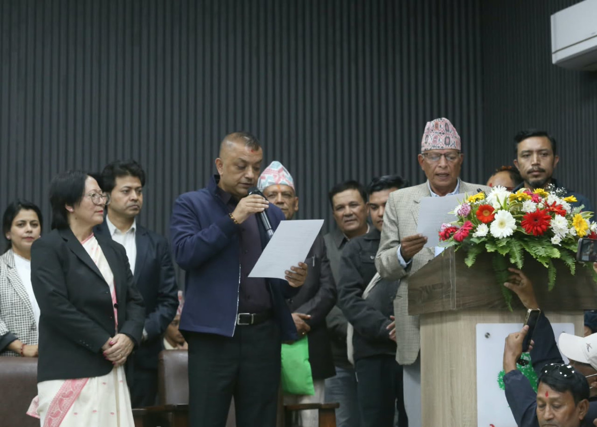 गगनकुमार थापाले लिनुभयो सभापतिको शपथ
