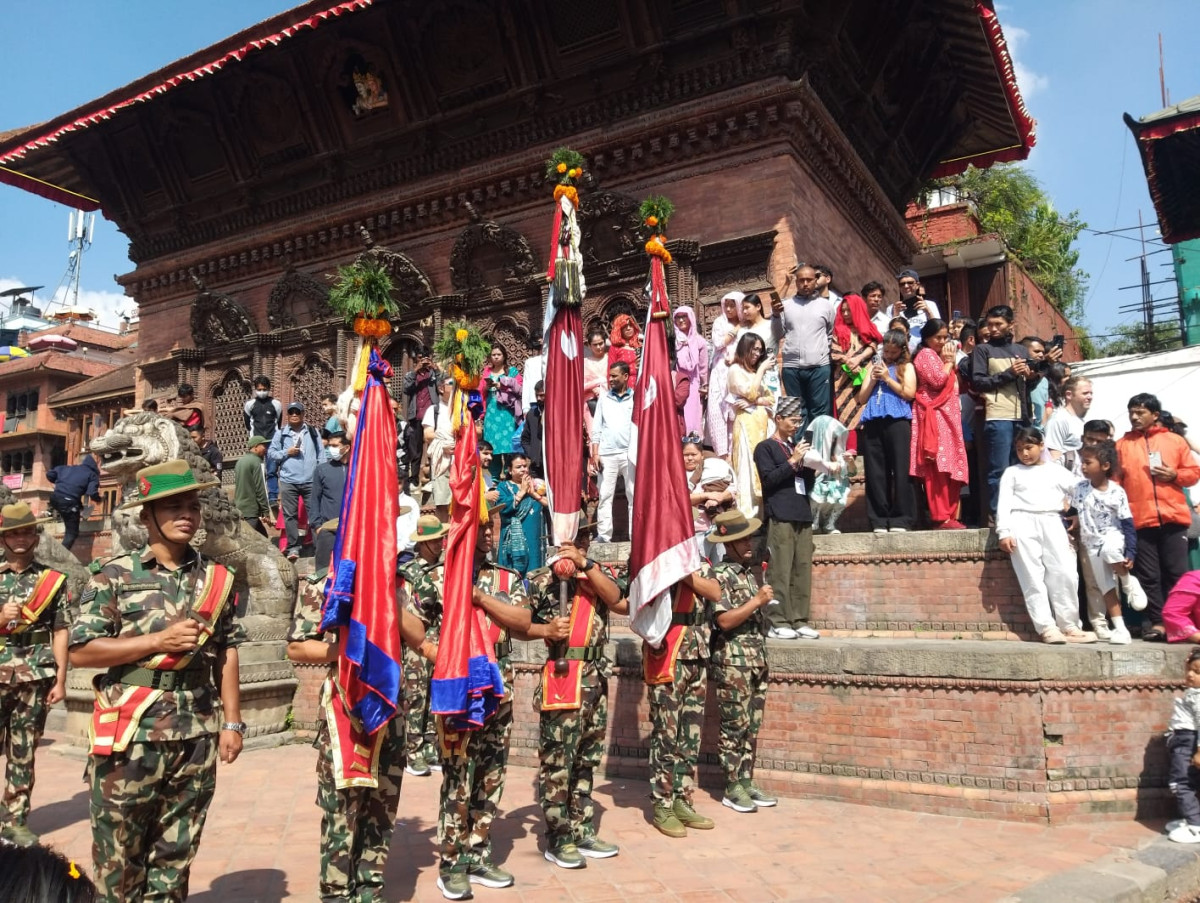 हनुमानढोकाको दसैँघरमा भित्र्याइयो फूलपाती
